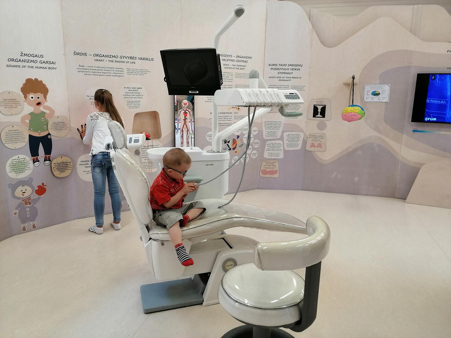 Kelionė drauge suartino / Žmogaus kūno pažinimo erdvėje vaikai galėjo užsivilkti gydytojo kostiumą
