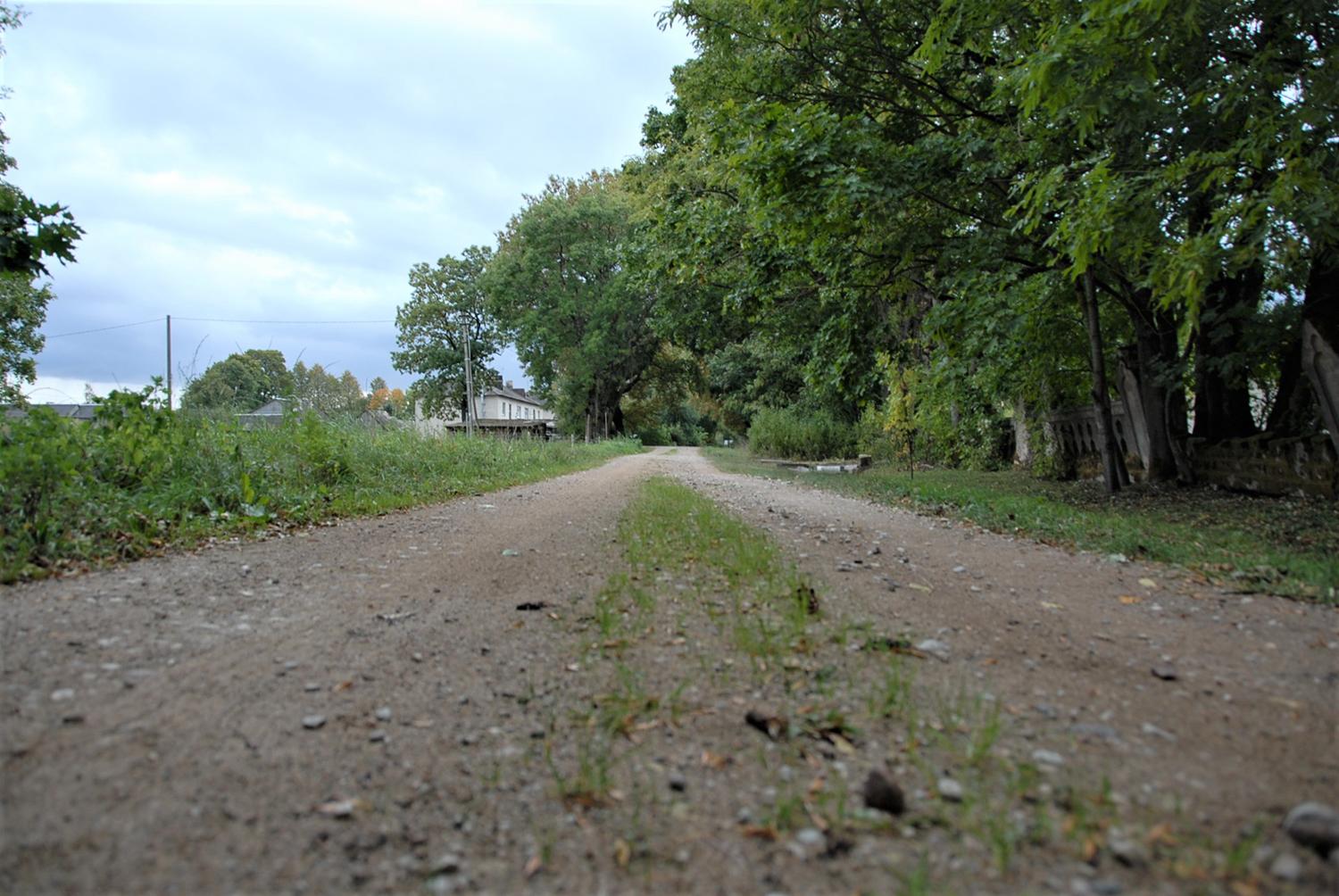 Kelius gadina ir ūkininkų technika / Gedimino Nemunaičio nuotr. Žvyrkeliai – vairuotojų galvos skausmas.