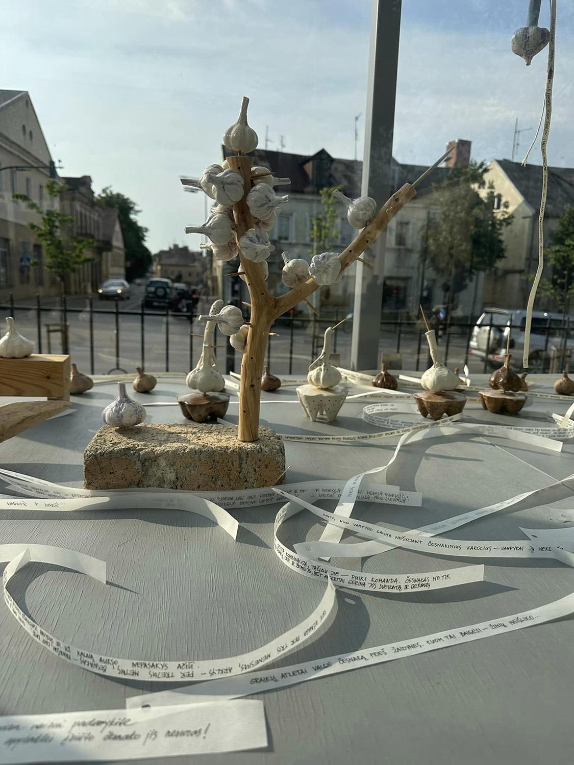 Keramikos darbai kviečia saugotis savų demonų / Ekspozicijoje – keraminiai česnakai.