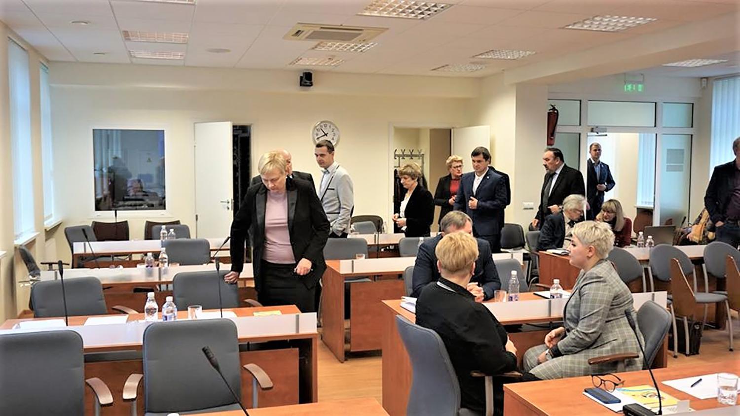 Klausimą dėl darbotvarkės aptarinėjo koridoriuje / Daivos Zimblienės nuotr. Dar nepradėjus dirbti