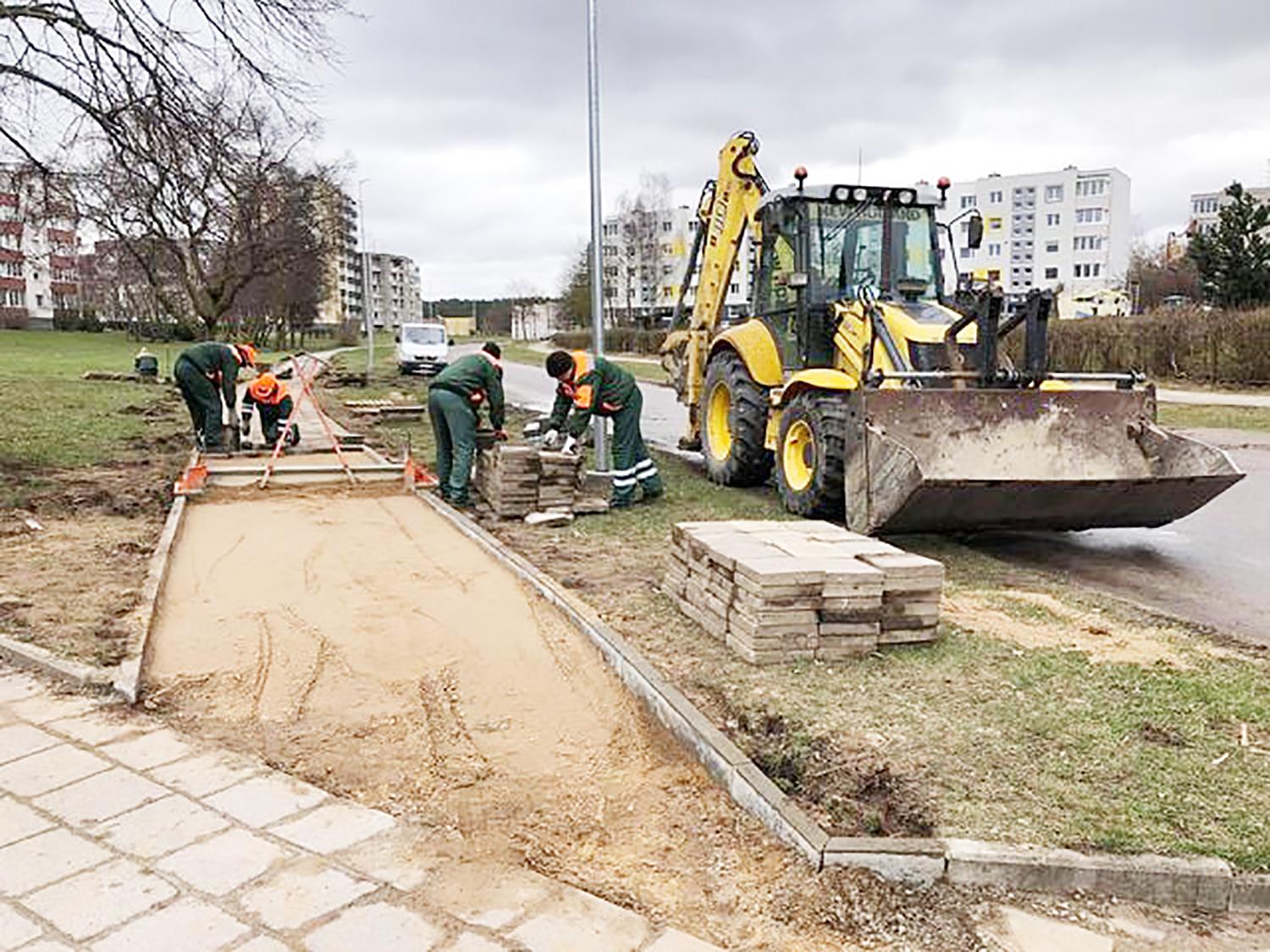 Klojami nauji šaligatviai / Pivonijos mikrorajone vyksta šaligatvių atnaujinimo darbai.   Autorės nuotr.