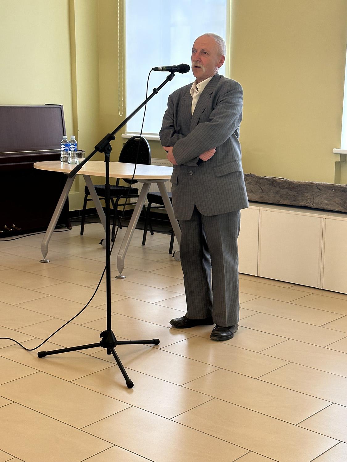 Knygoje – miesto šimtmečių istorija / Autorės nuotr. R. Ramanauskas pristatė save ir papasakojo apie knygą.