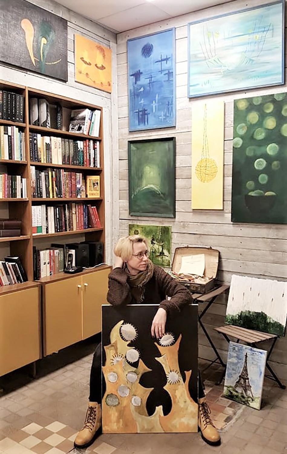 Knygyne – tapybos darbų paroda / Knygyno erdves papuošė K. Pažūsienės paveikslai.  Asmeninio archyvo nuotr.