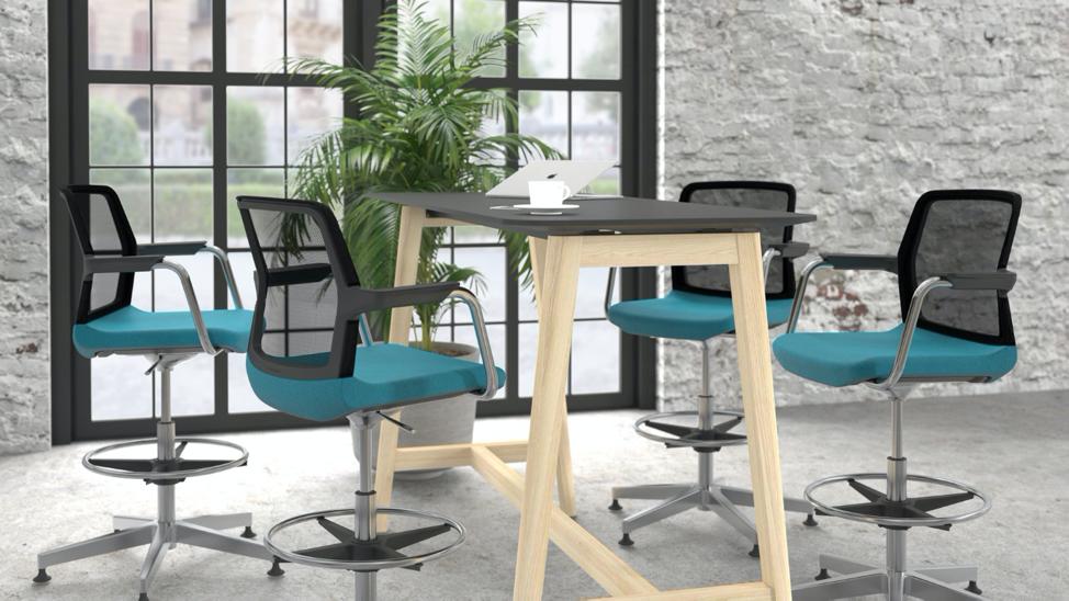 Kokiomis savybėmis pasižymi šiuolaikiškos darbo kėdės? /