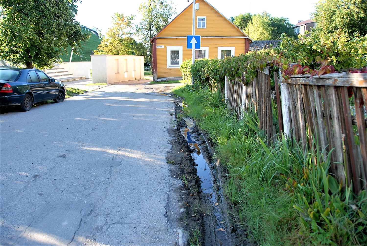 Kol kas gyventojai tik maitinami pažadais / Utenos gatvėje jau kaži kada žadėtų darbų dar nematyti...