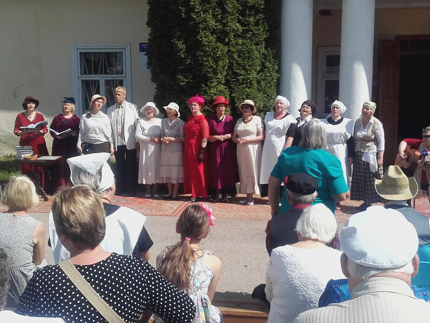 „Komarų dvaro kermošius“ / Knygos „Ant Šventosios upės kranto“ pristatyme.