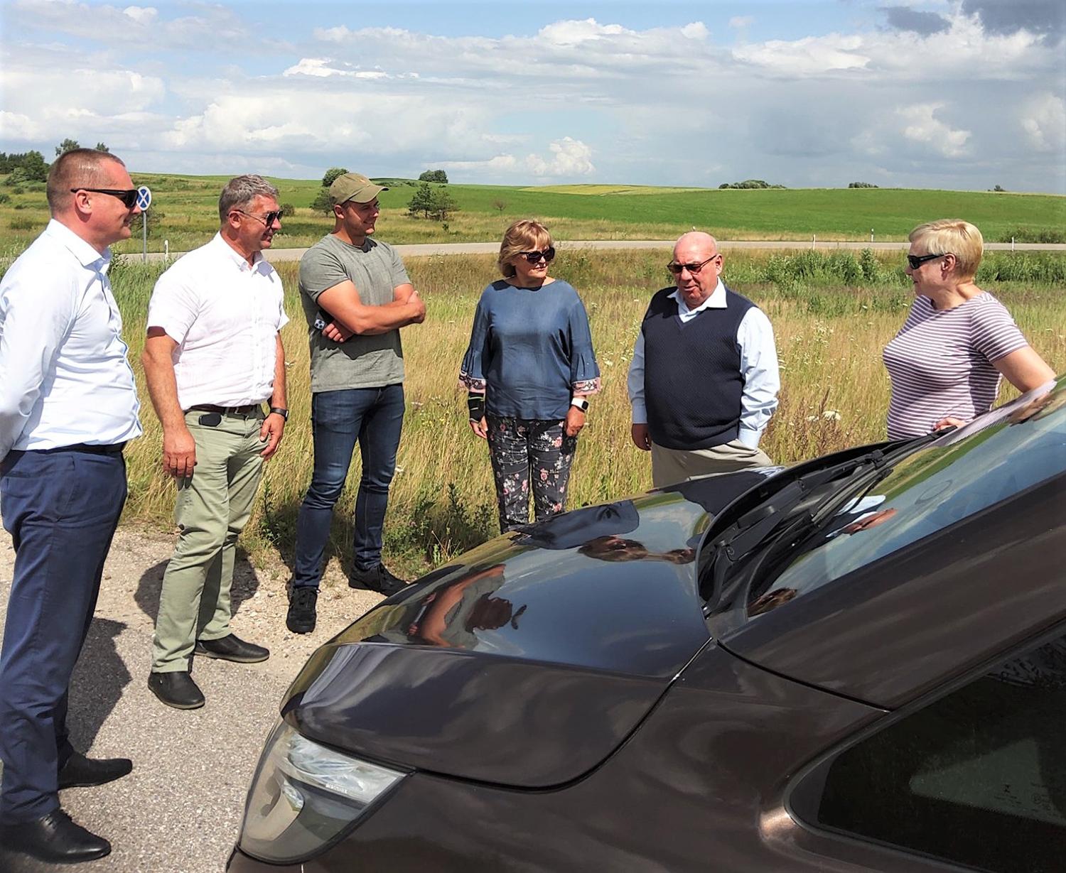 Komiteto posėdyje – apie kelių pavaldumą ir būklę / Diskutuoja išvažiuojamojo posėdžio dalyviai.