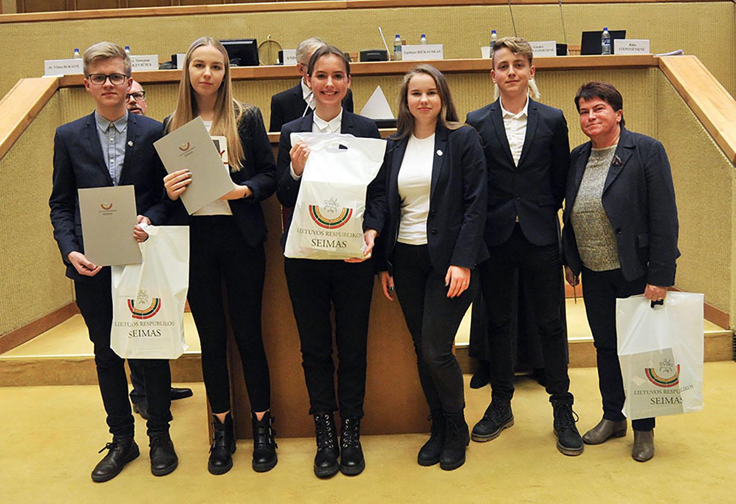 Konkurse laimėjo antrą vietą / Jono Basanavičiaus gimnazijos komanda.