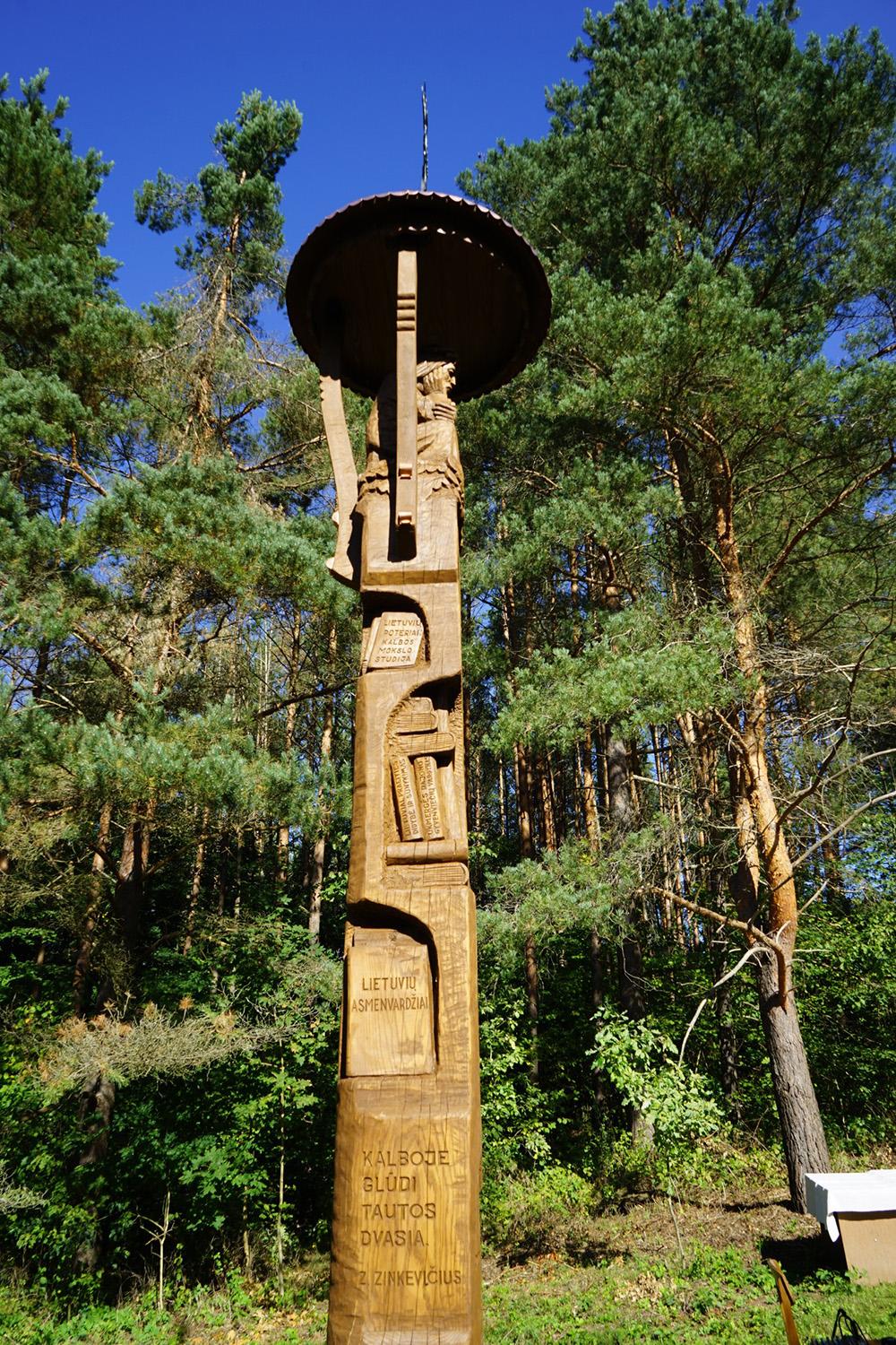 Koplytstulpis žymės iškilaus kraštiečio gimtinę / Rimvydo Šlepečio nuotr. Kamiene – nišos su knygomis