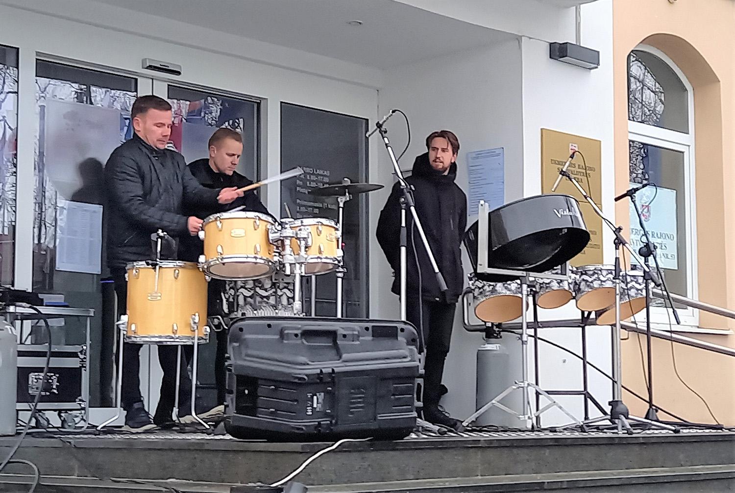 Kovo 11-ąją Ukmergė šventė skambant būgnams / Koncertinė programa – netradicinėje vietoje.  Gedimino Nemunaičio nuotr.