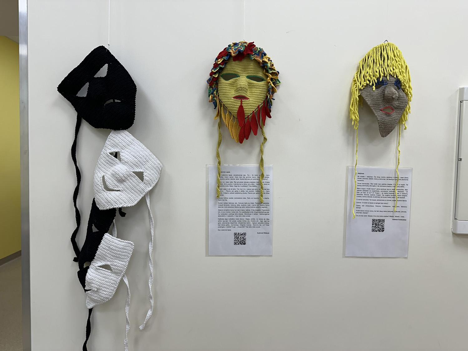 Kviečia į kaukių parodą / A. Girnienė sukūrė kaukių dizainą ir pati jas nunėrė.