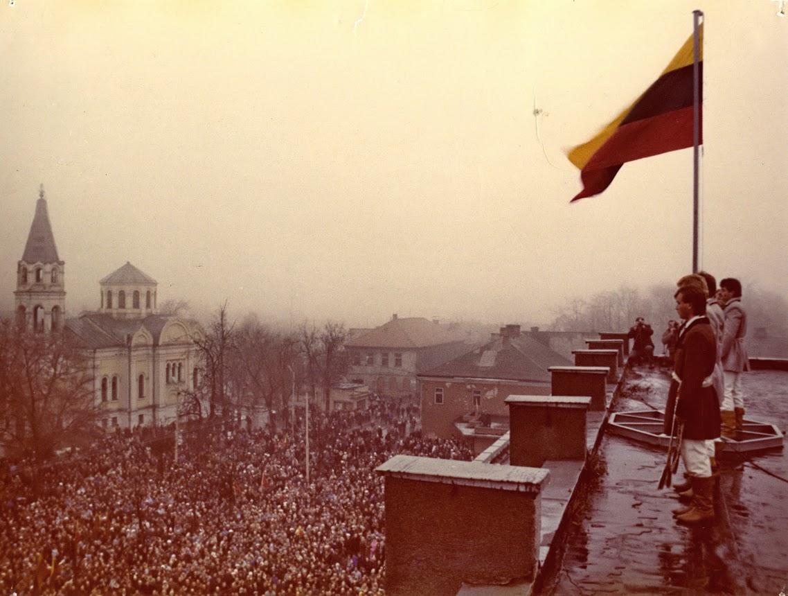 Kviečia iškelti vėliavas /