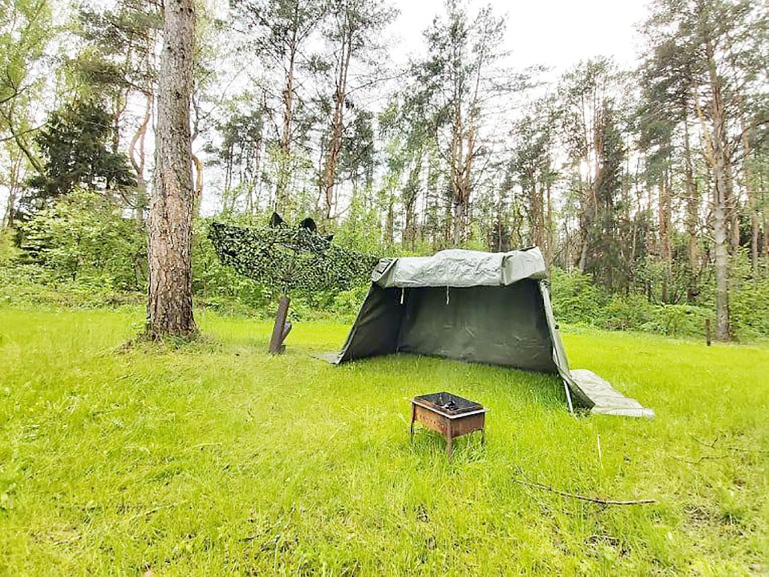 Kviečia lankytojus į kareivišką kempingą / Projekto lėšomis „Miško broliai“ įsigijo 10 kareiviško tipo palapinių.