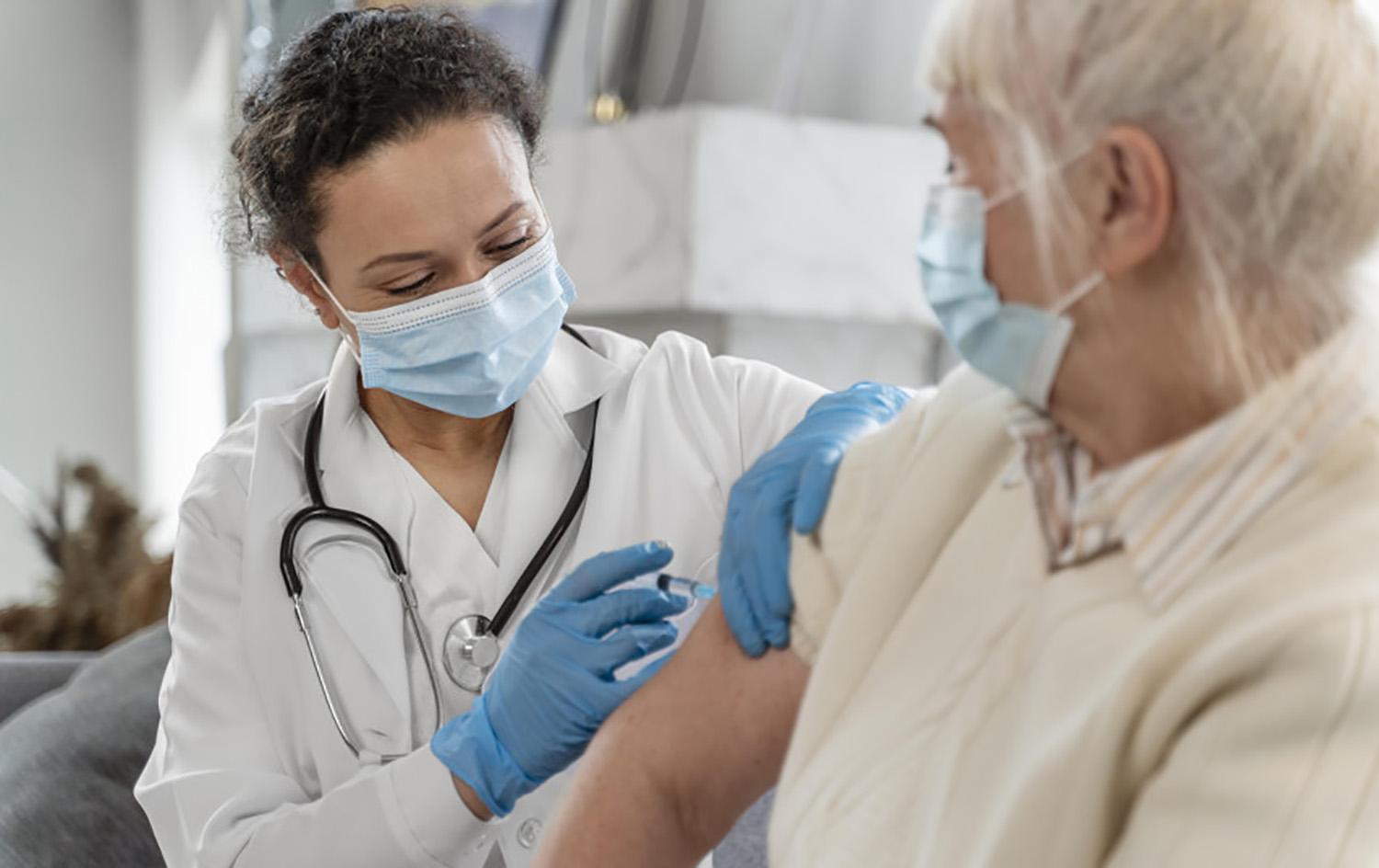 Kviečia skiepytis sustiprinančiąja COVID-19 vakcinos doze /