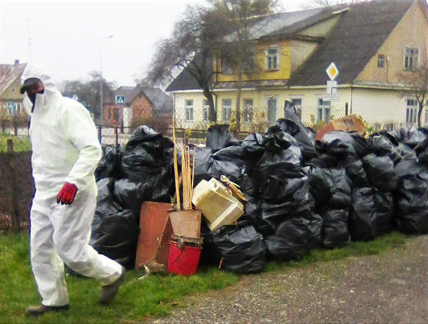 Laukdamas mirties būstą pavertė sąvartynu / Iš kiemo išgabentos atliekos į vieną šiukšliavežę netilpo.