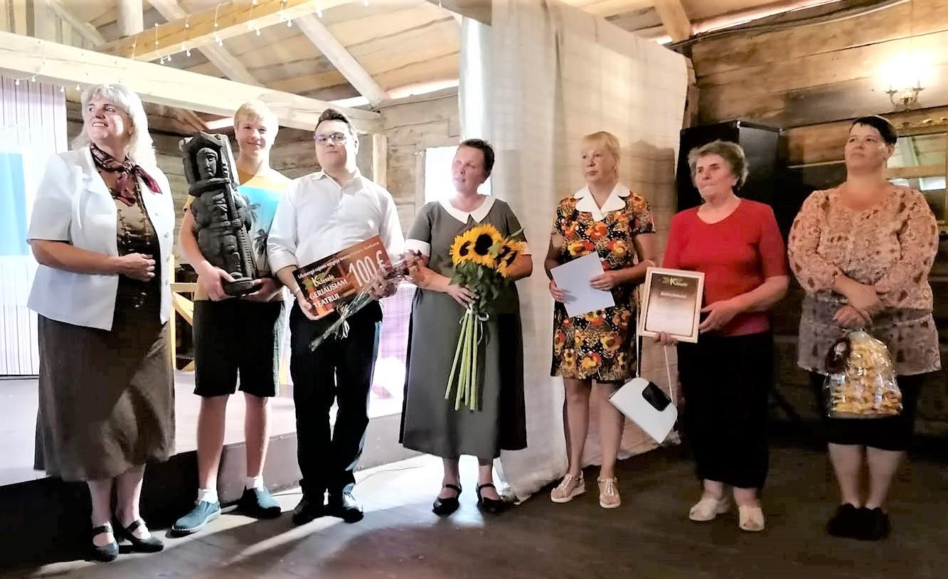 Laureatu tapo mėgėjų teatras „Po liepomis“ / Organizatorių nuotr. Apdovanotas Liaušių mėgėjų teatras „Po liepomis“.