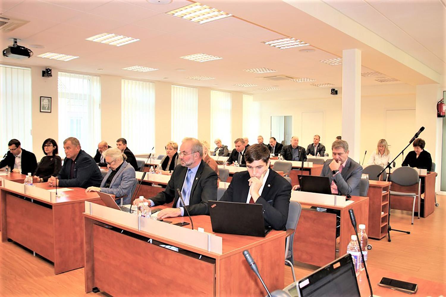 Lėšų numatė teismo sprendimui įgyvendinti / Savivaldybės tarybos posėdyje. Daivos Zimblienės nuotr.