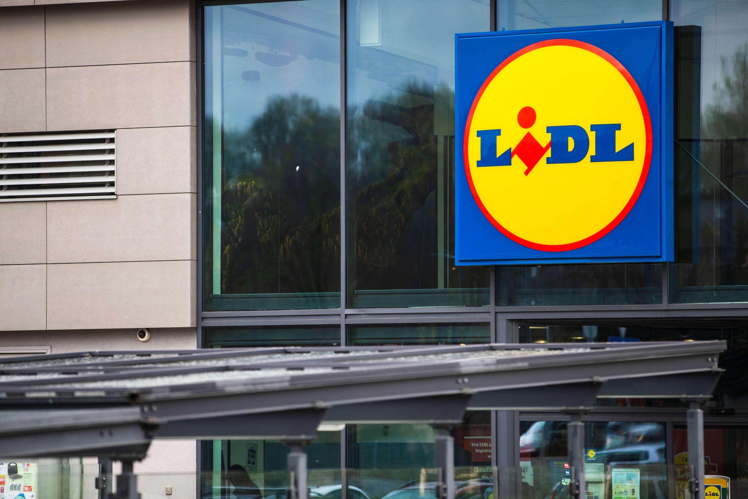 „Lidl Lietuva“ ir toliau moka didžiausius atlyginimus sektoriuje /