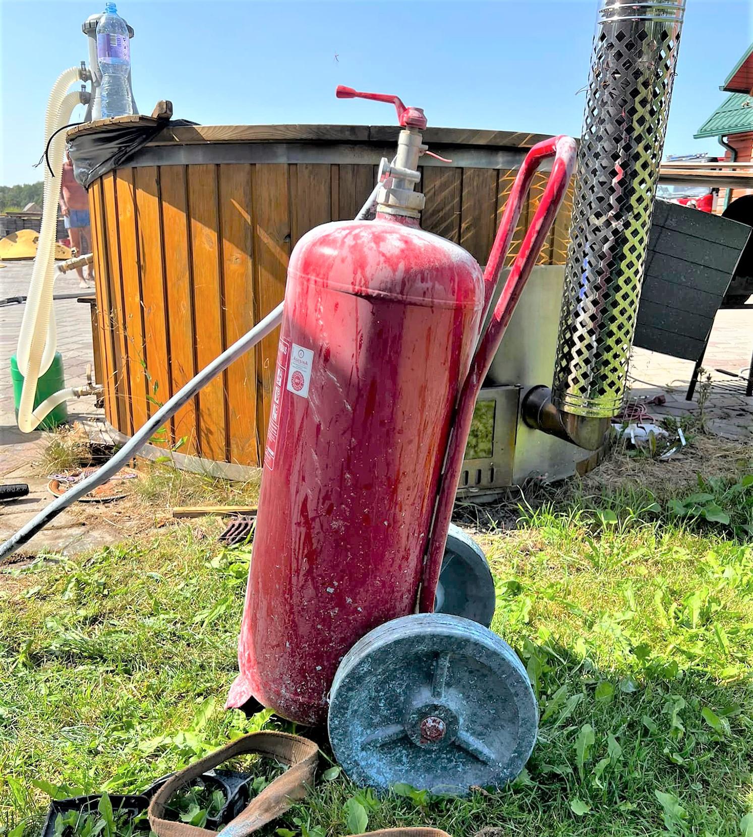 Liepsnojo garažas ir meldai / Ukmergės PGT nuotr. Rugpjūčio 23 d. gaisrui išplisti neleido teisingi šeimininkų veiksmai ir turėtas didelės talpos gesintuvas.