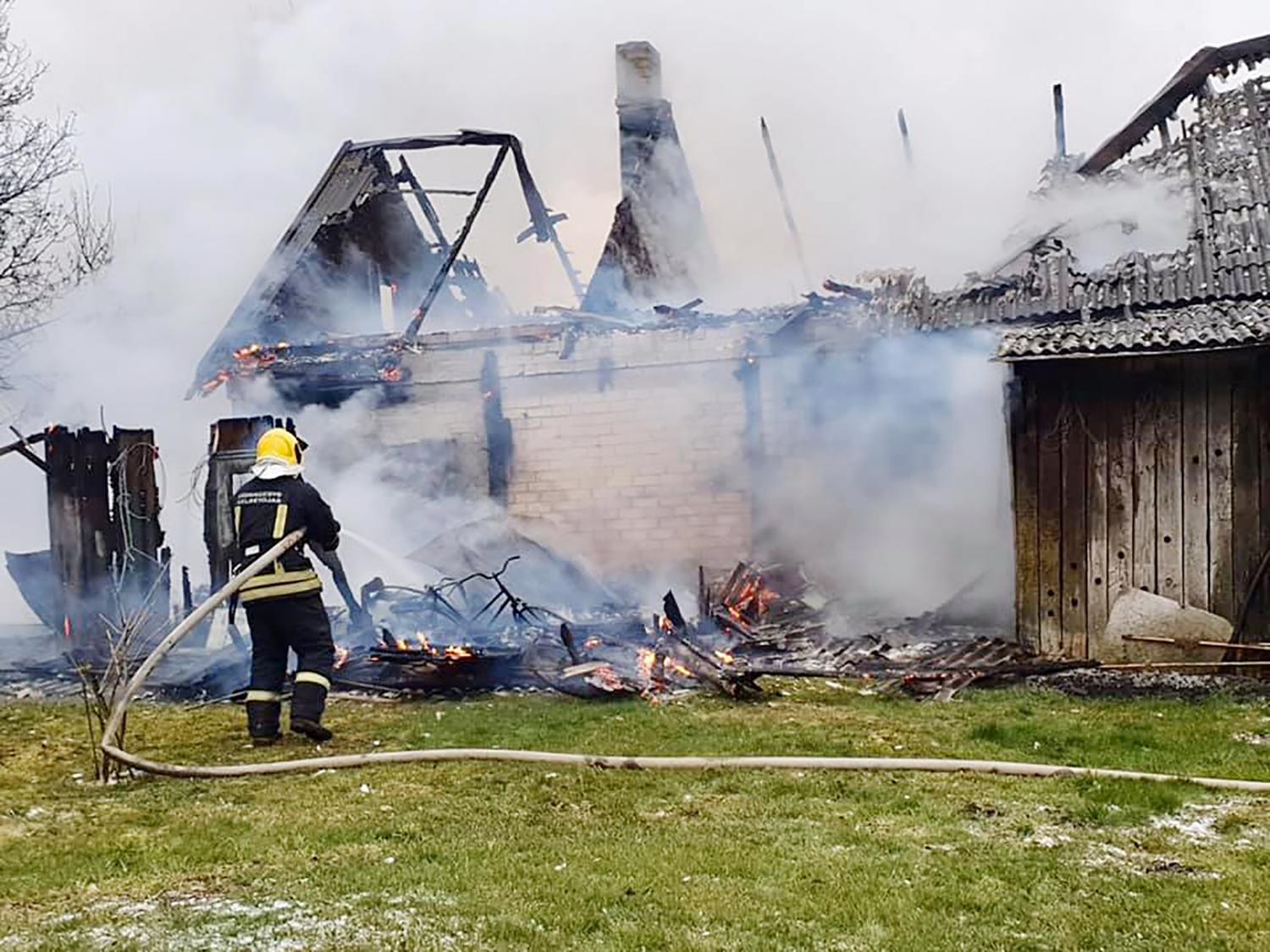 Liepsnojo ūkiniai pastatai / Gaisras Siesikų miestelyje. Ukmergės PGT nuotr.