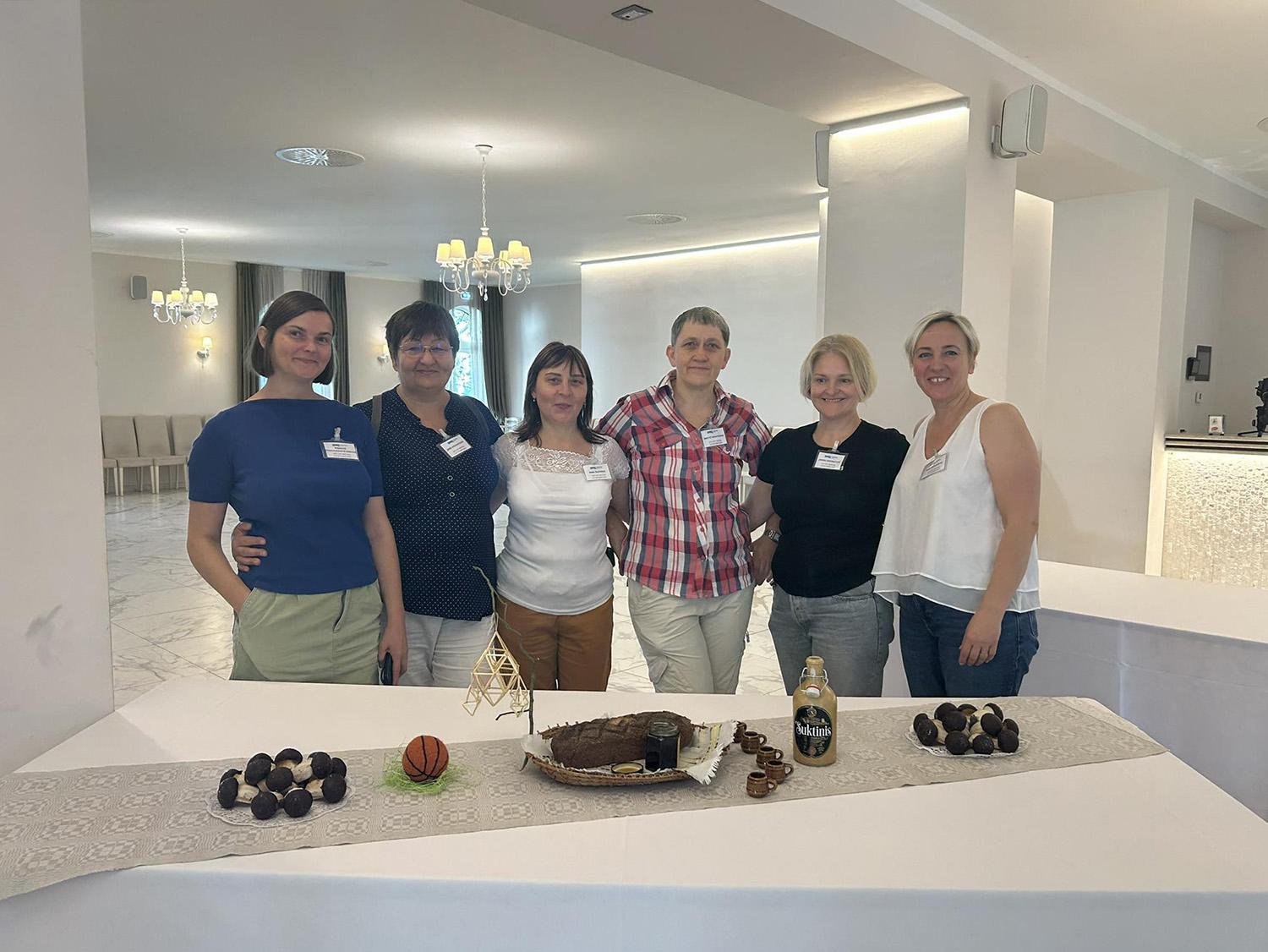 Lietuvą pristatančiu objektu pasirinko šiaudinį sodą / Projekte dalyvavusių lietuvių grupėje antra iš kairės – J. Giedraitienė.