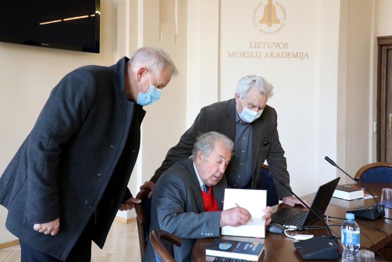 Lietuvos miestų bibliotekoms – tūkstančiai nemokamų mokslo populiarinimo knygų /