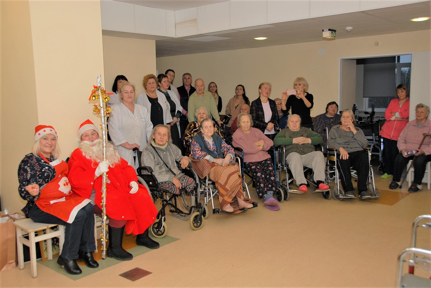 Ligonius nudžiugino dovanomis / Gedimino Nemunaičio nuotr. Ligoninės darbuotojai ir svečiai.