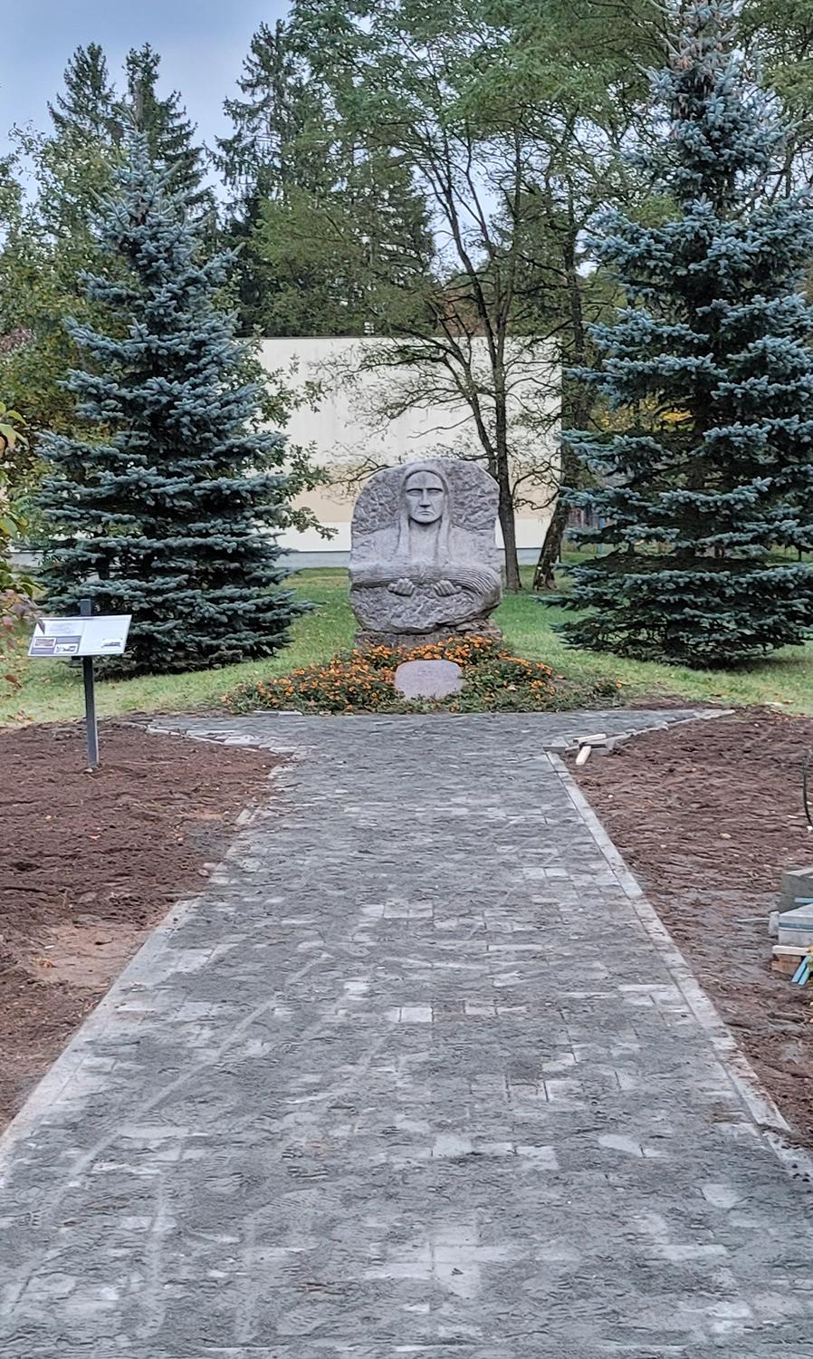 Link paminklo nutiesė naują takelį / Link atmintinam įvykiui kadaise pastatyto paminklo nutiestas naujas takelis.