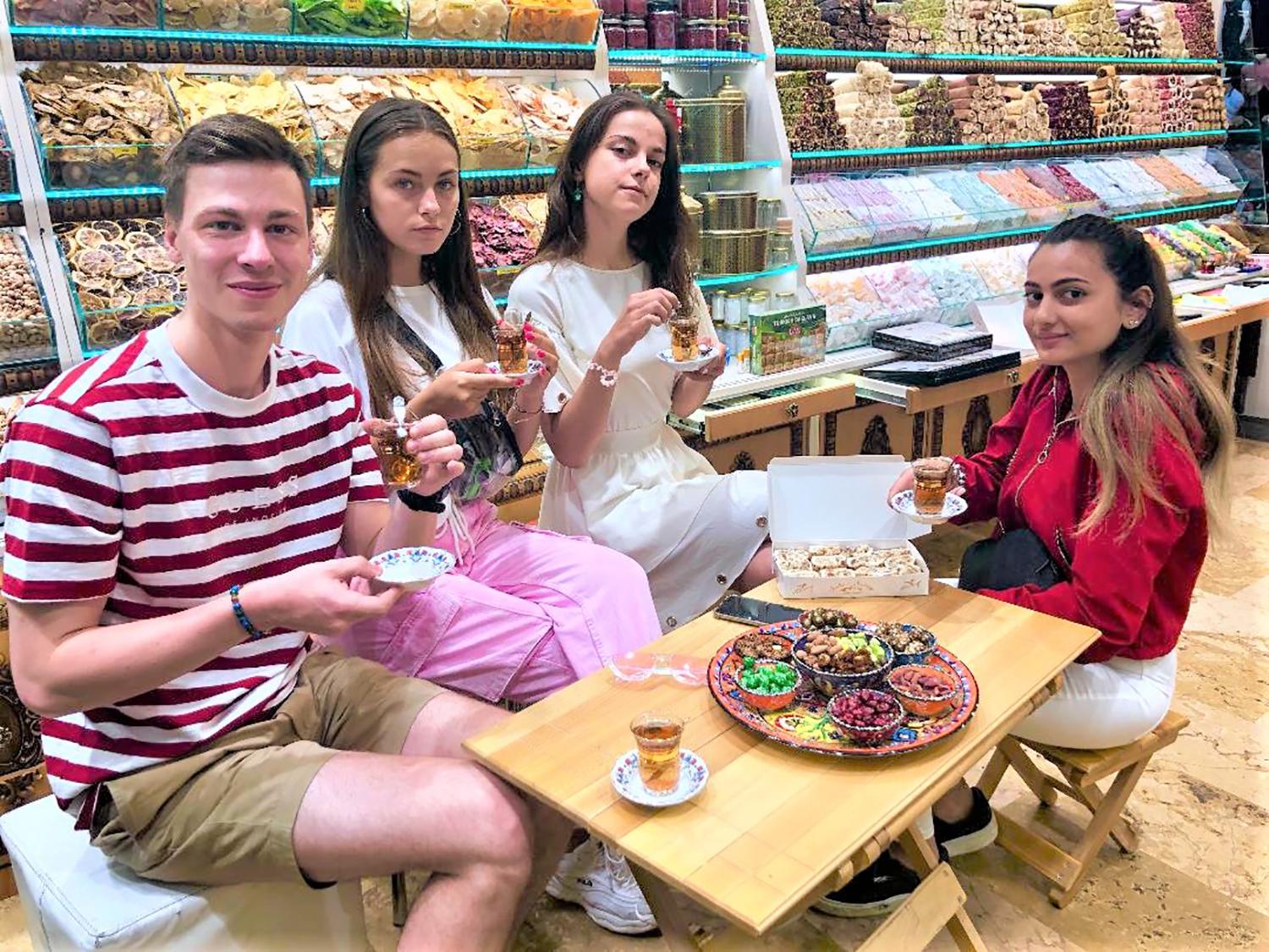 LIONS stovykloje Turkijoje visus išmokė „Pakrėstinukės“ / Su draugais Turkijoje.