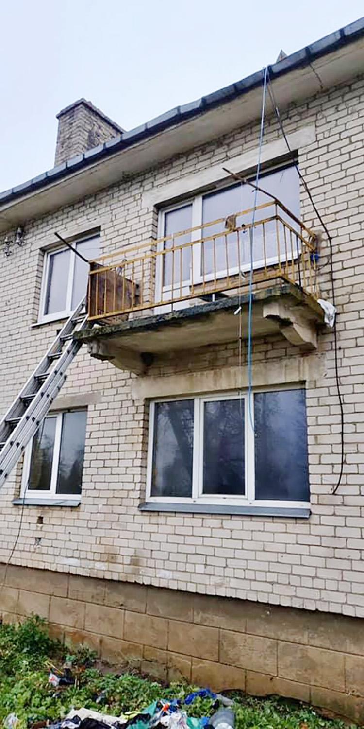 Maistą gamino balkone / Gaisras kilo balkone.  Ukmergės PGT nuotr.