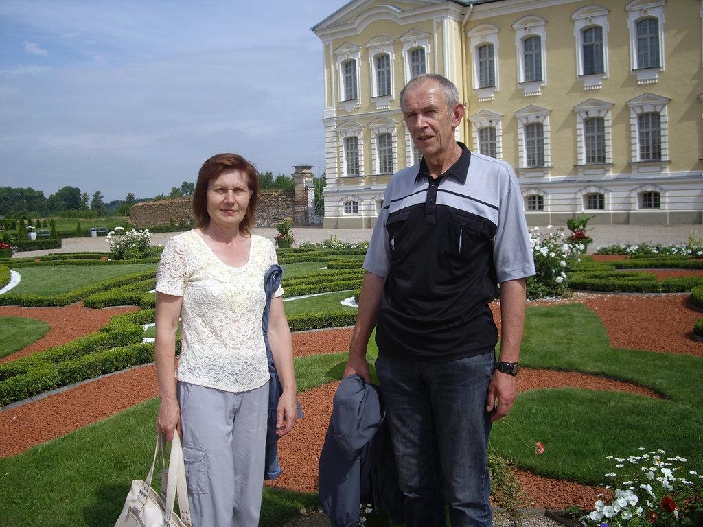 Margos balto lapo istorijos / Zita su vyru Jurgiu Rundalės pilyje. Šeimos albumo nuotr.