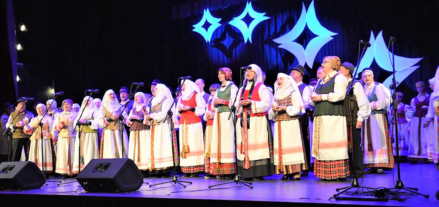 Mažajam ligoniui paaukojo daugiau kaip 1 000 eurų / Nuotr. 1 Koncertavo kultūros centro folkloro ansambliai. Nuotr. 2 Metus vainikavo „Vilniaus“ choro koncertas. Nuotr. 3 Skrabalininkas R. Šilinskas.  Arvydo Pėšinos nuotr.