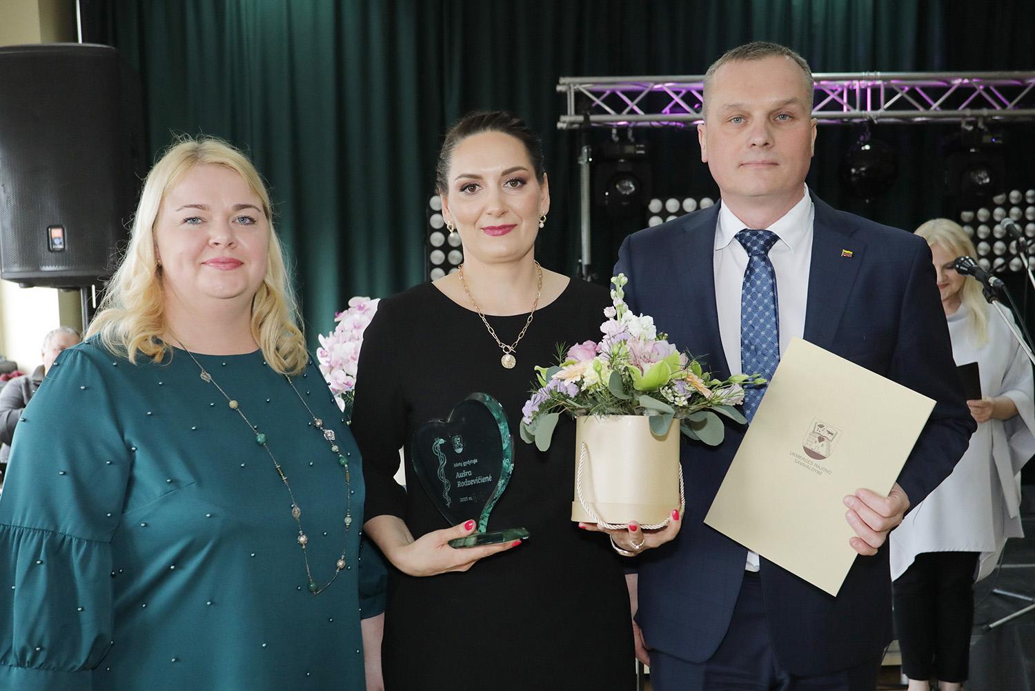 Medicinos darbuotojų dienos proga – mero padėkos ir koncertas / Dainiaus Vyto nuotr. Metų gydytoja tapusią A. Rodzevičienę sveikino savivaldybės gydytoja Dainora Šlinkšienė (kairėje) ir meras D. Varnas.