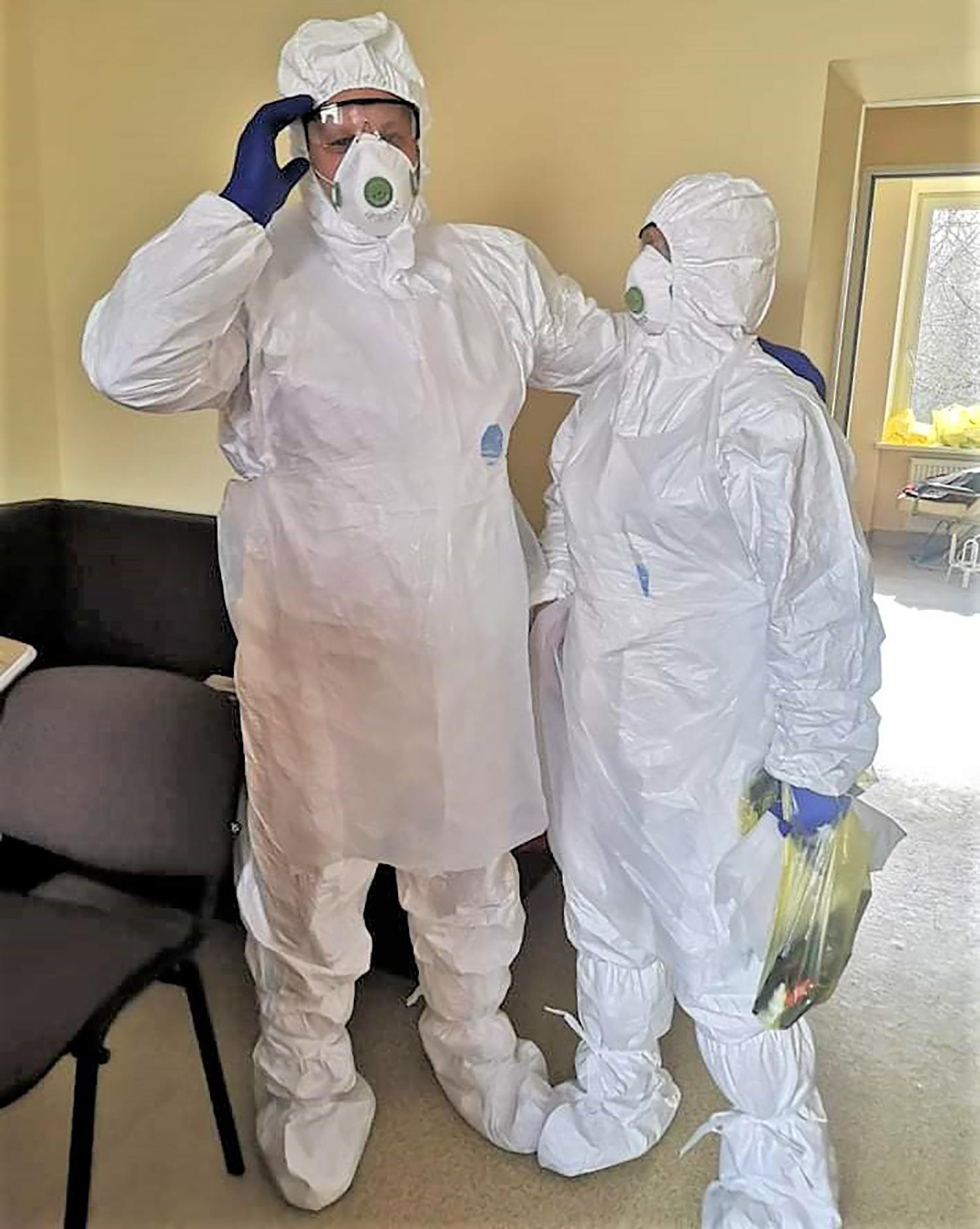 Medikai – lyg ant skustuvo ašmenų / Medikų apranga vykstant pas įtartinus ligonius.