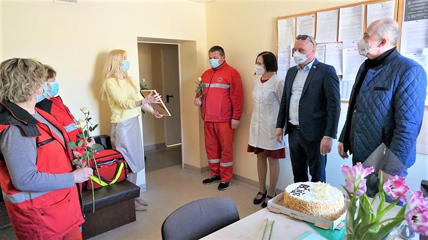 Medikams – sveikinimai su profesine švente / Rajono vadovai pasveikino Ukmergės medikus su profesine švente.  Daivos Zimblienės nuotr.