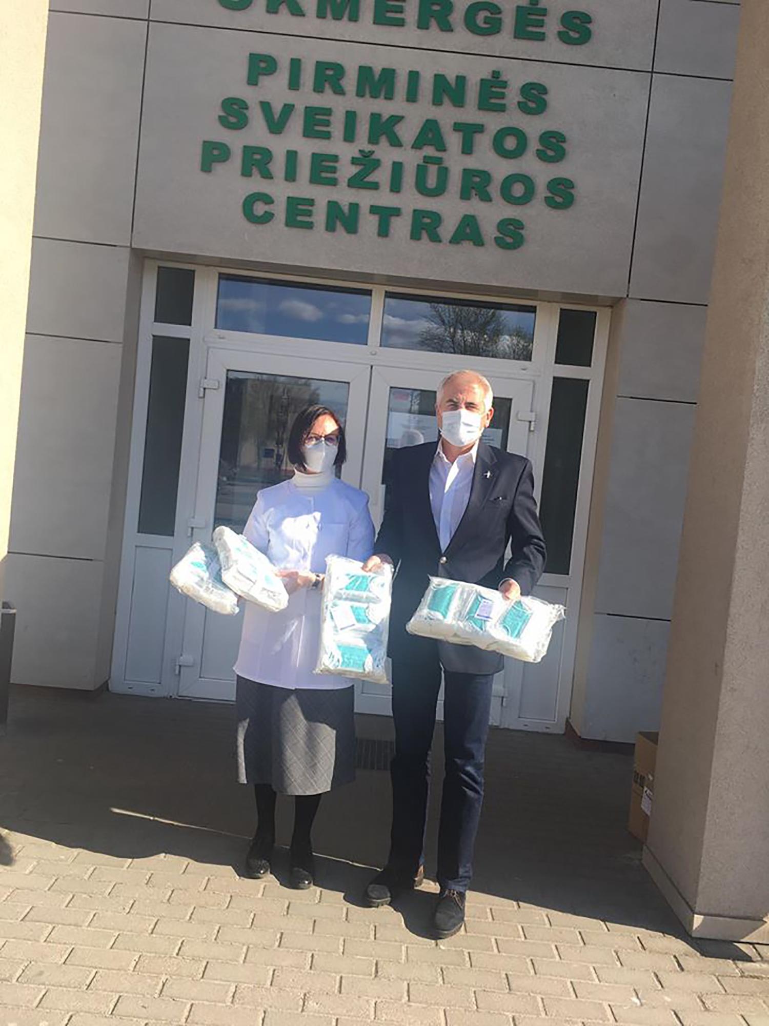 Medikams – V. Ušacko dovanos / V. Ušackas perdavė medikams skirtas apsaugos kaukes.