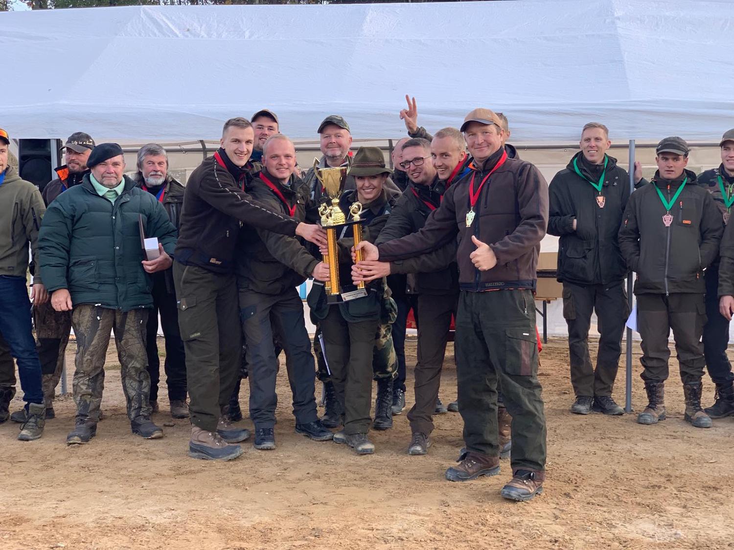 Medžiotojai varžėsi dėl taikliausiojo taurės / Daugiausiai balų surinko Žemaitkiemio medžiotojų klubas.