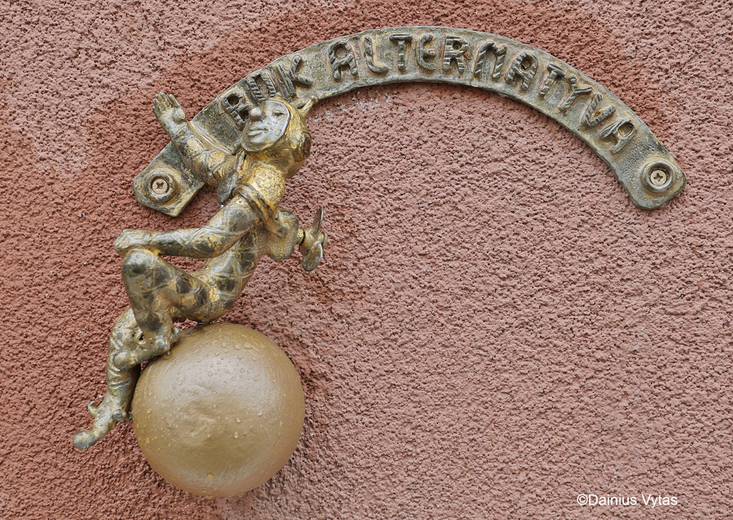 sukurtas Vytauto gatvei / Namą papuošė menininko H. Orakausko skulptūra.  Dainiaus Vyto nuotr.