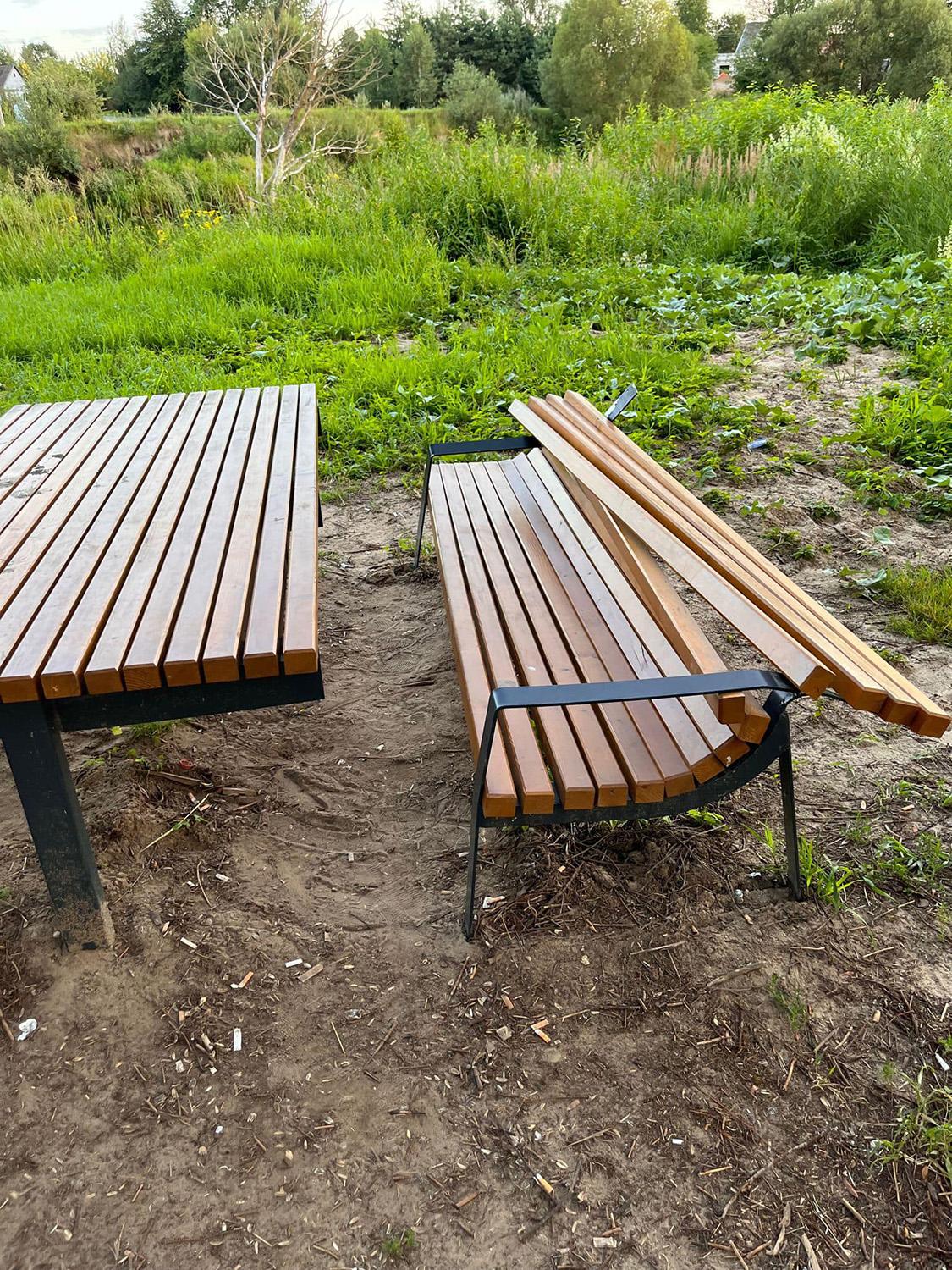 Meras pasiryžęs net ir patruliuoti – kad tik liautųsi siautėti vandalai / Savivaldybės archyvo nuotr. Sulaužyti suvirintą suoliuką ne taip paprasta – reikia ne vieno