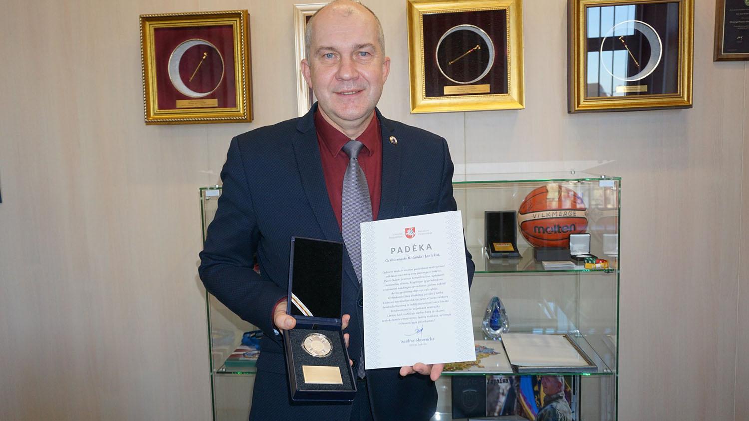 Merui – padėka ir medalis / Mero rankose Vyriausybės vadovo S. Skvernelio padėka ir atminimo medalis.