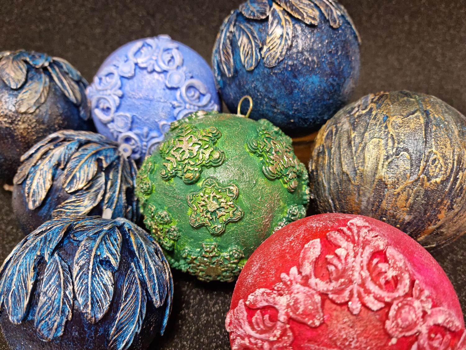 Mieliausi – savo rankomis gaminti kalėdiniai burbulai / V. Ivanauskienės nuotr. Ant vienų burbulų – snaigės