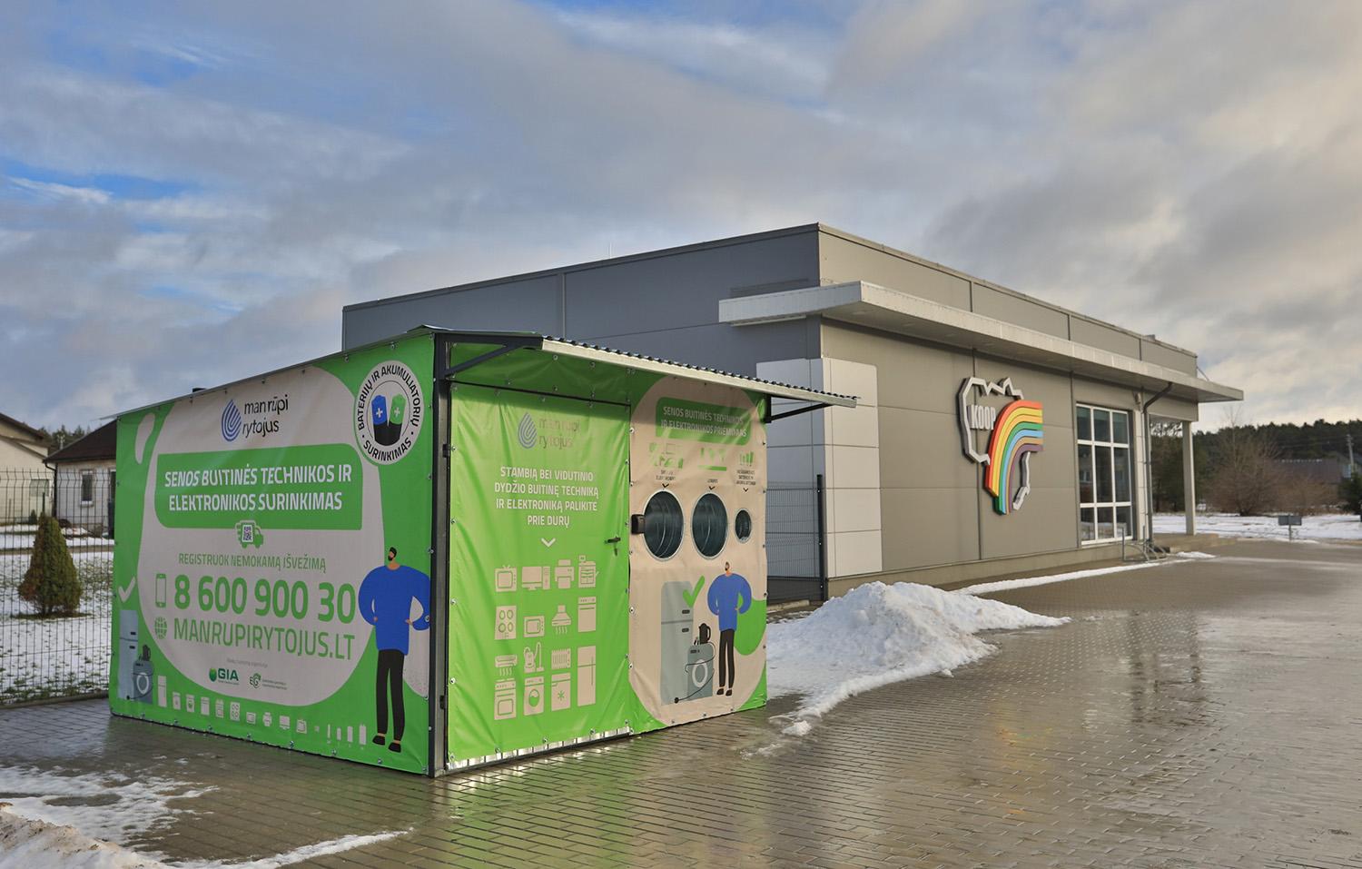 Mieste įrengtos trys elektronikos atliekų priėmimo vietos / Dainiaus Vyto nuotr. Žaliasis namelis prie parduotuvės „Riešutas“.
