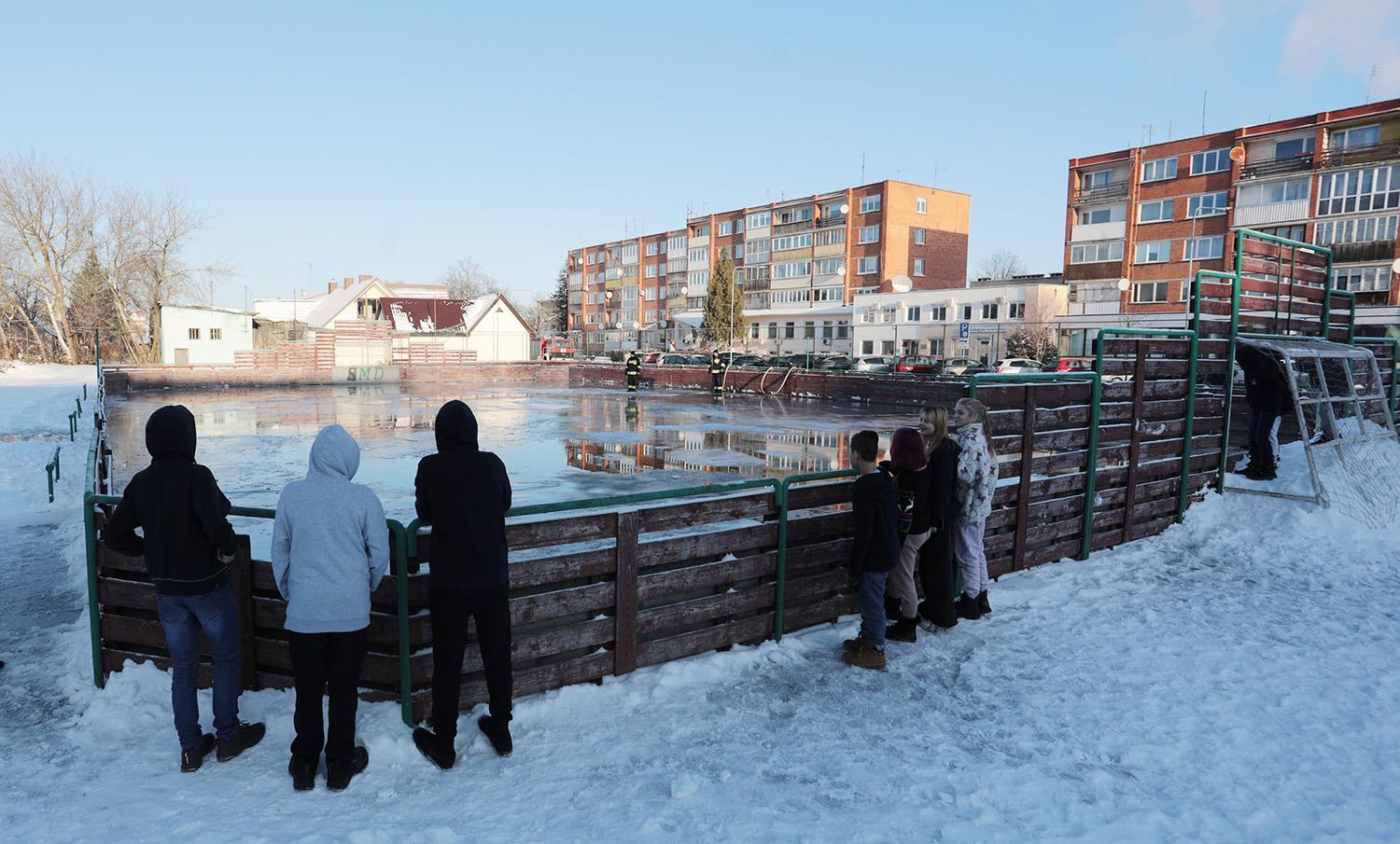 Mieste išliejo čiuožyklą / Dainiaus Vyto nuotr. Čiuožyklos paruošimo akimirka.