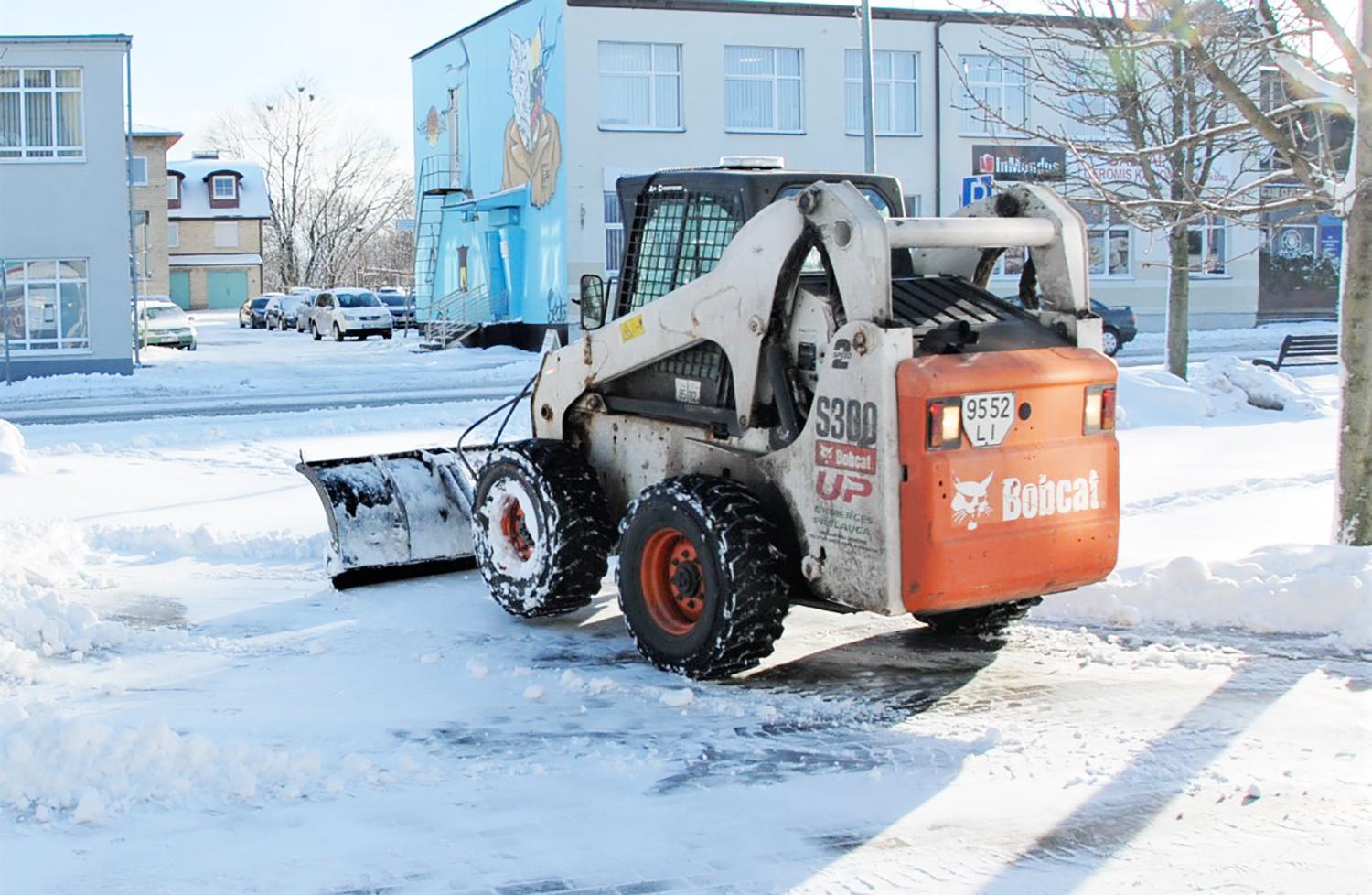 Mieste prasidėjo žiemiški darbai / Pirmasis sniegas išsilaikė trumpai. Tačiau meteorologai „ramina“ – be žiemos neliksime.  Gedimino Nemunaičio nuotr.