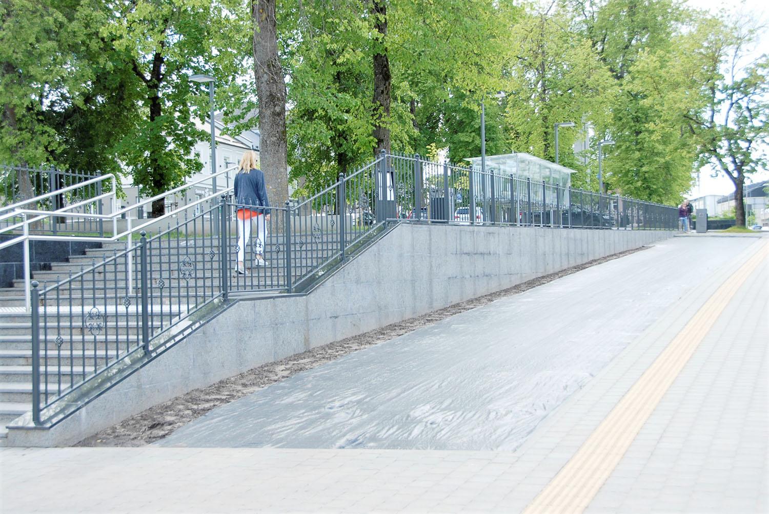 Miesto centrą papuoš rožynas / Miesto centre puikuosis rožės.   Gedimino Nemunaičio nuotr.