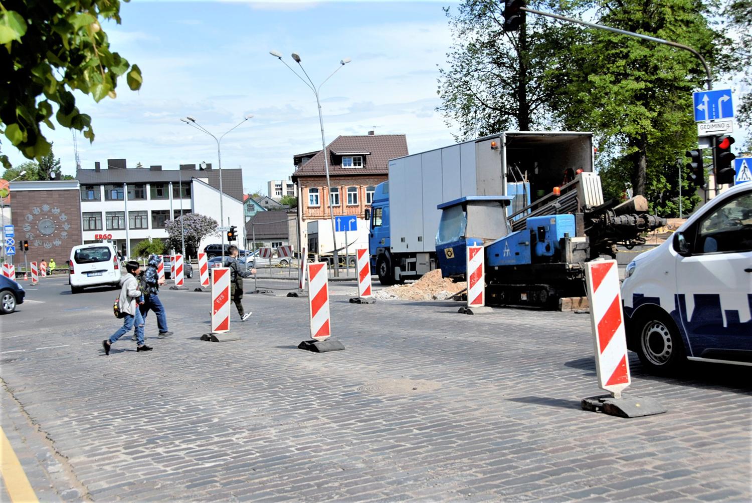 Miesto centre – eismo ribojimai / Ukmergės centre imtasi požeminių darbų – rekonstruojamos vandentiekio trasos.   Gedimino Nemunaičio nuotr.