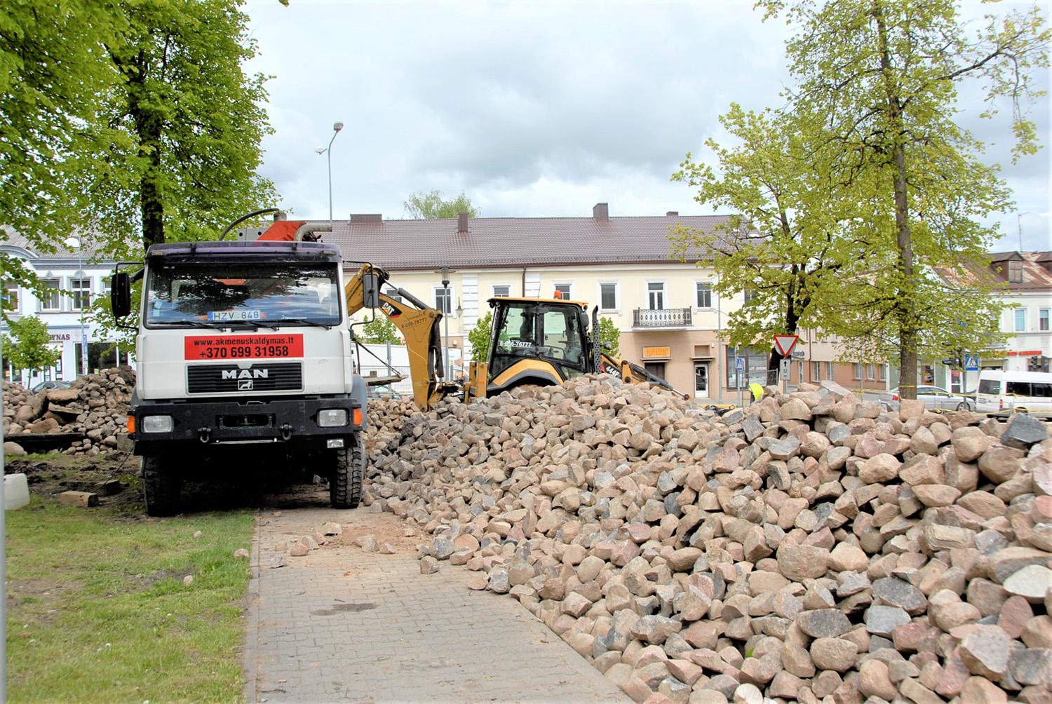 Miesto centre – įpusėję darbai ir įdomūs radiniai / Apdailos darbams miesto centre bus panaudoti akmenys.Gedimino Nemunaičio nuotr.