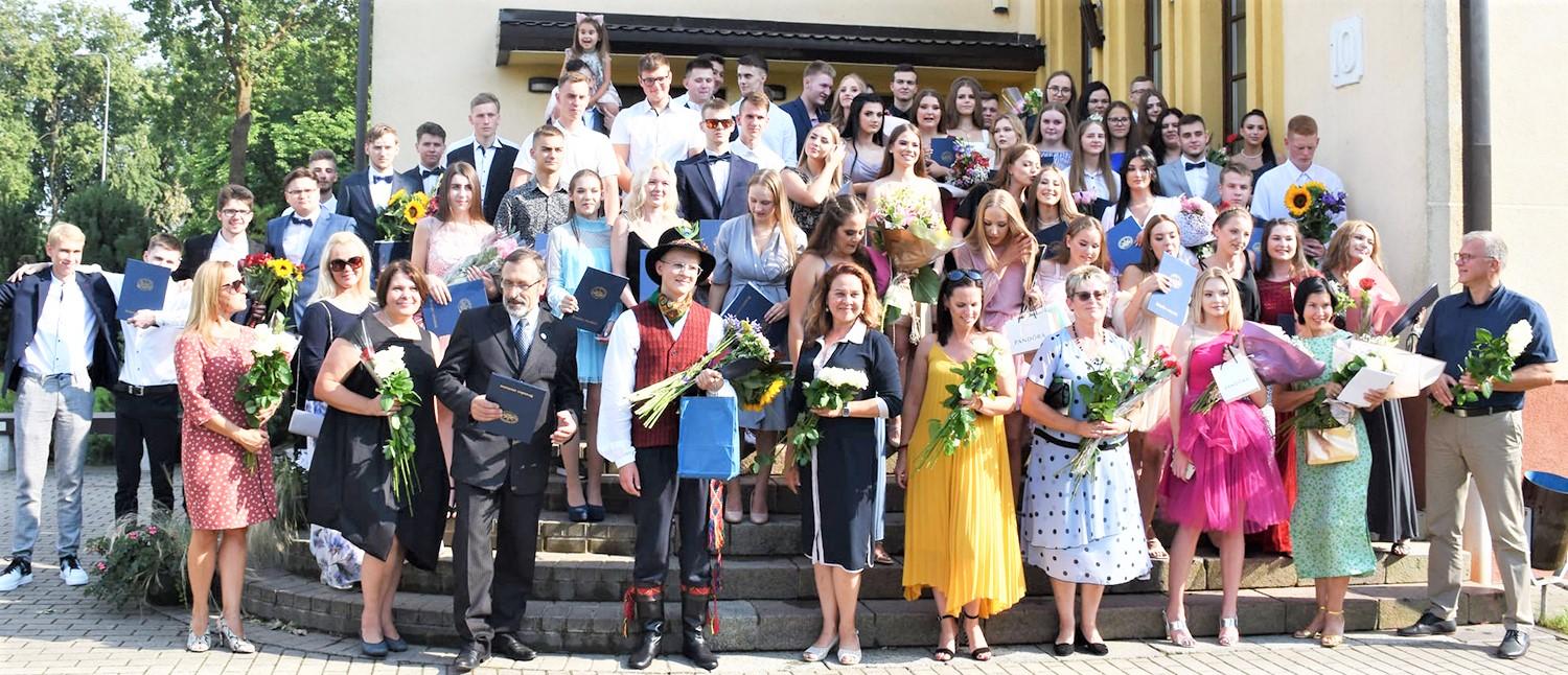 Miesto gimnazijos išlydėjo abiturientus / Jono Basanavičiaus gimnazijos šventė vyko mokyklos kieme.  Jono Basanavičiaus gimnazijos nuotr.