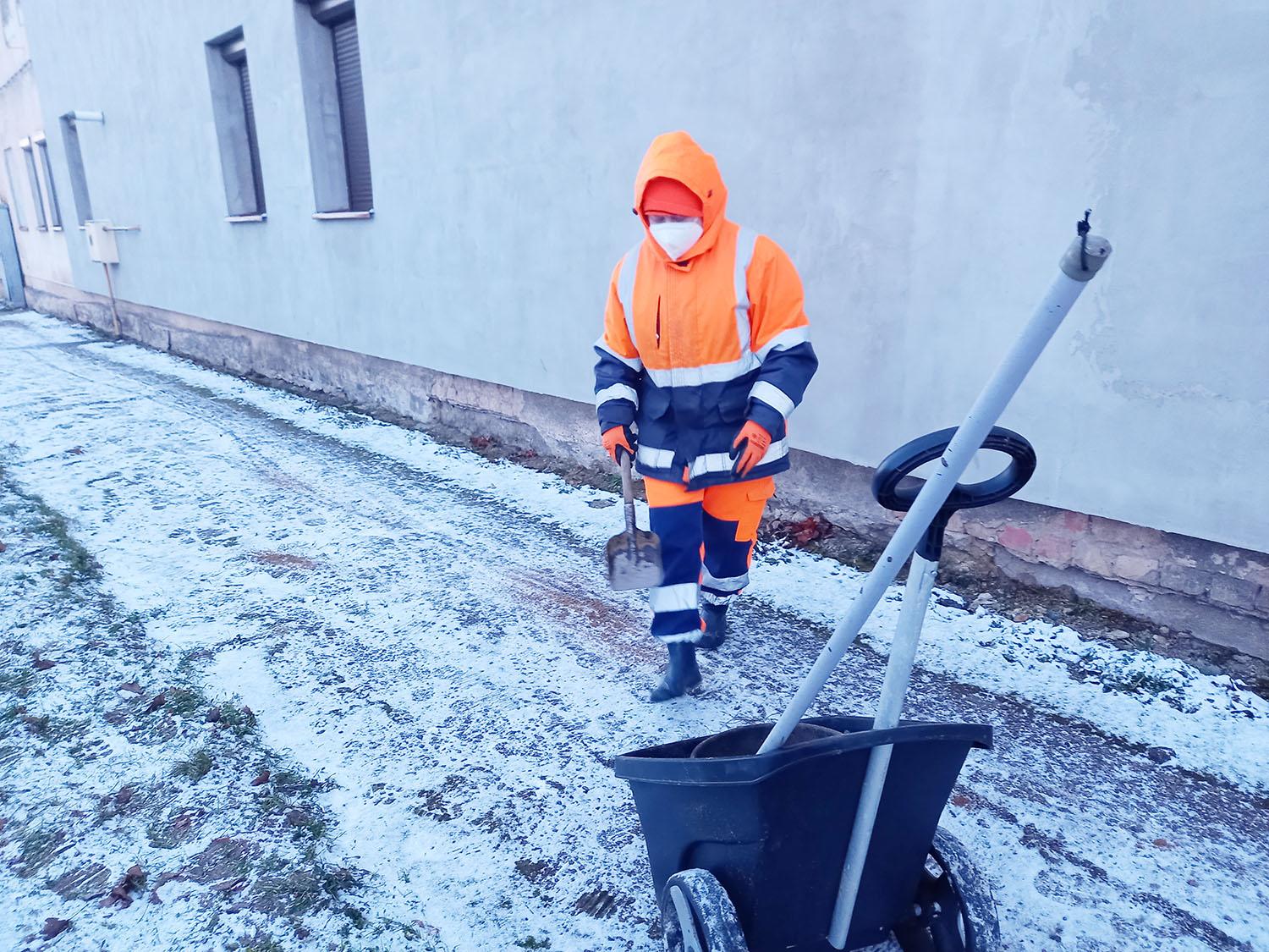 Miesto tvarkymas – fizinės ištvermės reikalaujantis darbas / Miesto tvarkytojams žiema – sudėtingas laikas.  Autorės nuotr.