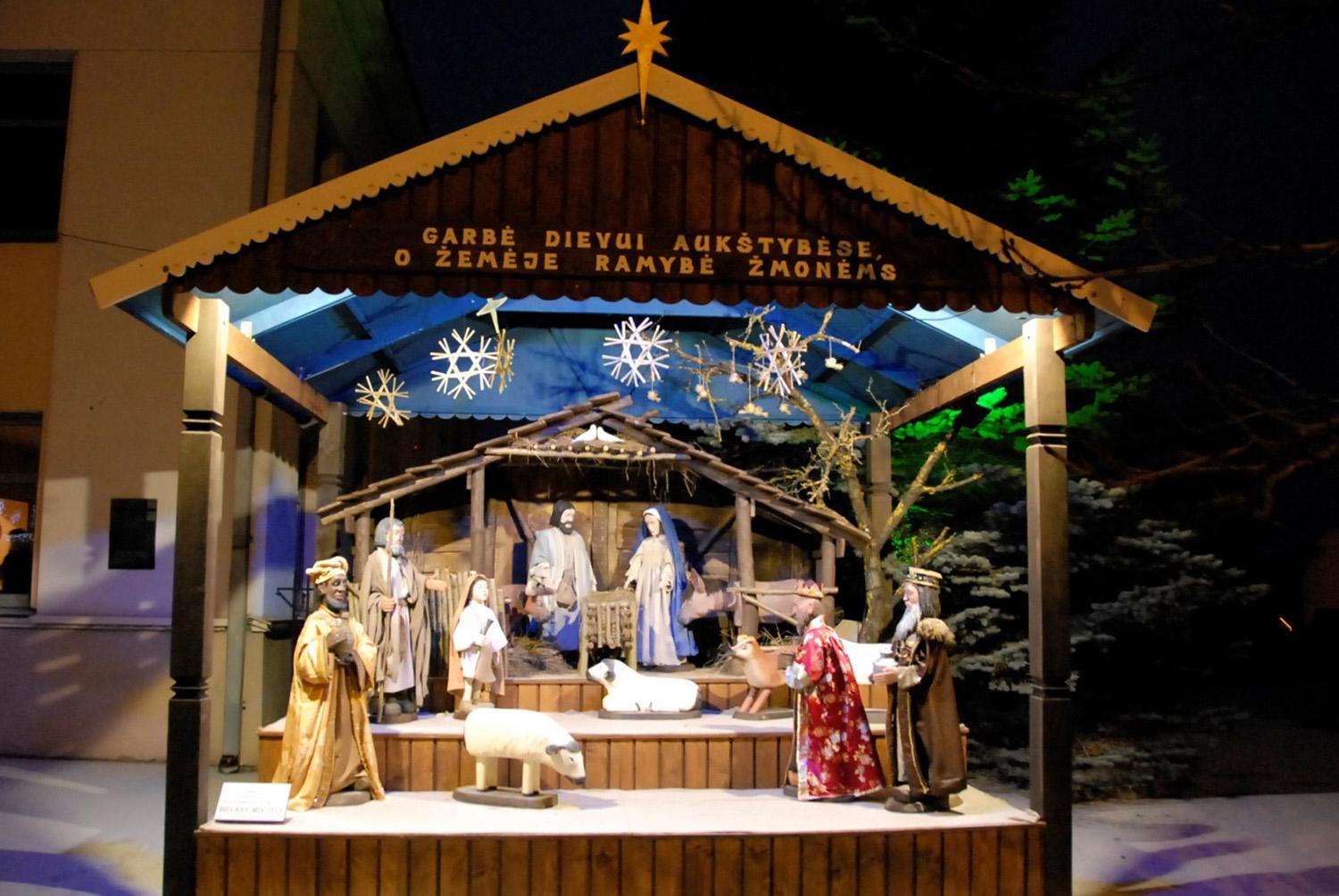 Miestui dovanojo prakartėlę / Ukmergiškiams prakartėlę dovanoja miesto bendruomenė „Kaimynai“ ir rajono tautodailininkai.   Gedimino Nemunaičio nuotr.